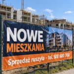 Baner reklamowy z PVC na ogrodzeniu placu budowy – oferta mieszkań (wizualizacja)