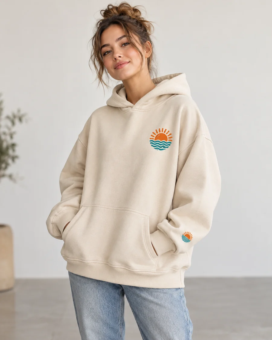 Bluza OVERSIZE z kapturem z własnym nadrukiem Bluza oversize z kapturem, kremowa, małe logo na piersi i rękawie (wizualizacja)